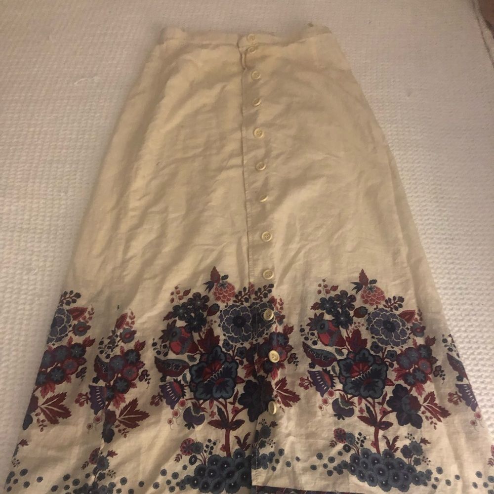 MIDI beige skirt. Buttons down